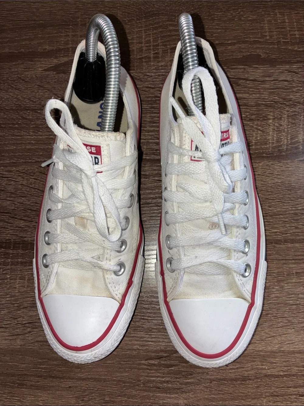 Pre Owned Women’s 7.5 M5.5 Converse White Low-Top Canvas Sneakers with Red Trim